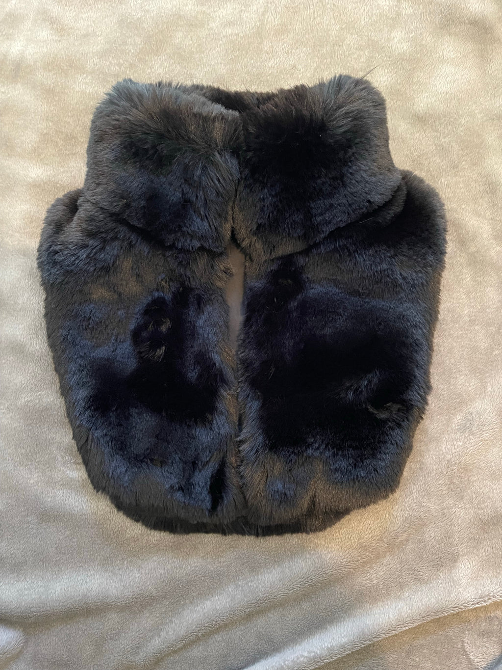 Black fur vest (Pre-order)